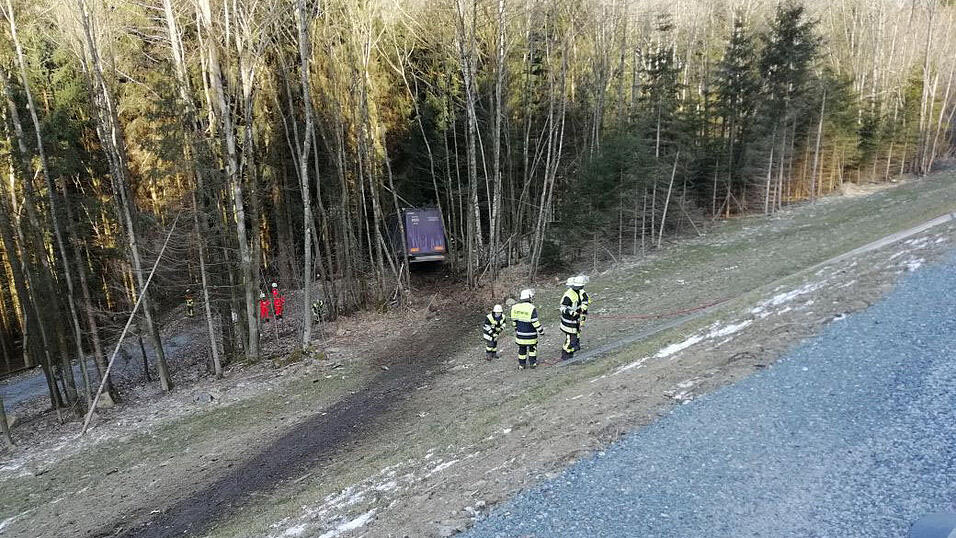 Auf der B11 zwischen Gotteszell und Grafling ereignete sich ein Verkehrsunfall.