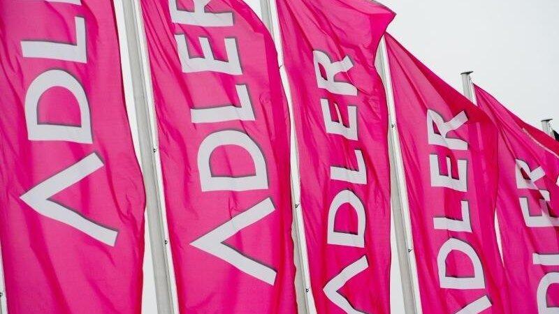 Fahnen wehen an einer Filiale des Textilhändlers 'Adler Ihr Modemarkt'. Fahnen wehen an einer Filiale des Textilhändlers 'Adler Ihr Modemarkt'.