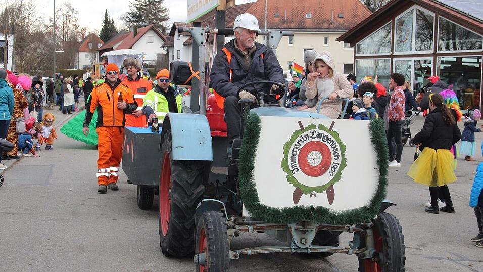 Viele Faschings-Fans haben sich am Samstag den Umzug in Langenbach angesehen. Viele Faschings-Fans haben sich am Samstag den Umzug in Langenbach angesehen.