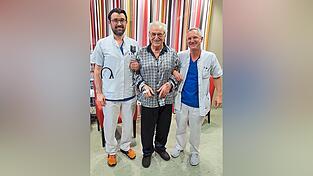 Er kann schon wieder lachen: Erwin Wintersperger mit den behandelnden &Auml;rzten Chefarzt Prof. Dr. Sebastian Maier (rechts) und Oberarzt Dr. Florian Brattinger (links).