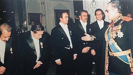 Dr. Massud Harun-Mahdavi (Bildmitte) als B&uuml;rgermeister in Teheran zum Neujahrs-Empfang mit dem Schah im Jahr 1977.