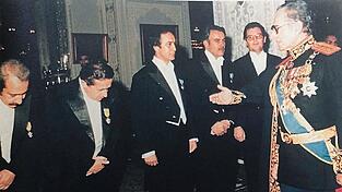 Dr. Massud Harun-Mahdavi (Bildmitte) als B&uuml;rgermeister in Teheran zum Neujahrs-Empfang mit dem Schah im Jahr 1977.