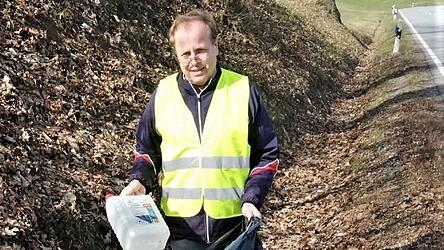 Johann Hecht sammelt M&uuml;ll an der alten Bundesstra&szlig;e 20, SR 68, zwischen Rattiszell und Ramling.