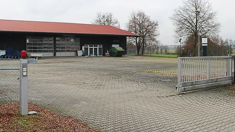 In einem ehemaligen Autohaus im Eggm&uuml;hler Gewerbegebiet leben nach Angaben des Marktes inzwischen zwei Familien.