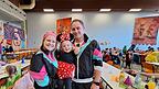 Selina mit Mama und Papa beim Kinderfasching in Ergoldsbach.