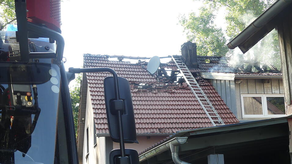 Im Bereich der Dachgaube stieg kurz nach dem ersten Einsatz neuer Rauch auf. Im Bereich der Dachgaube stieg kurz nach dem ersten Einsatz neuer Rauch auf.