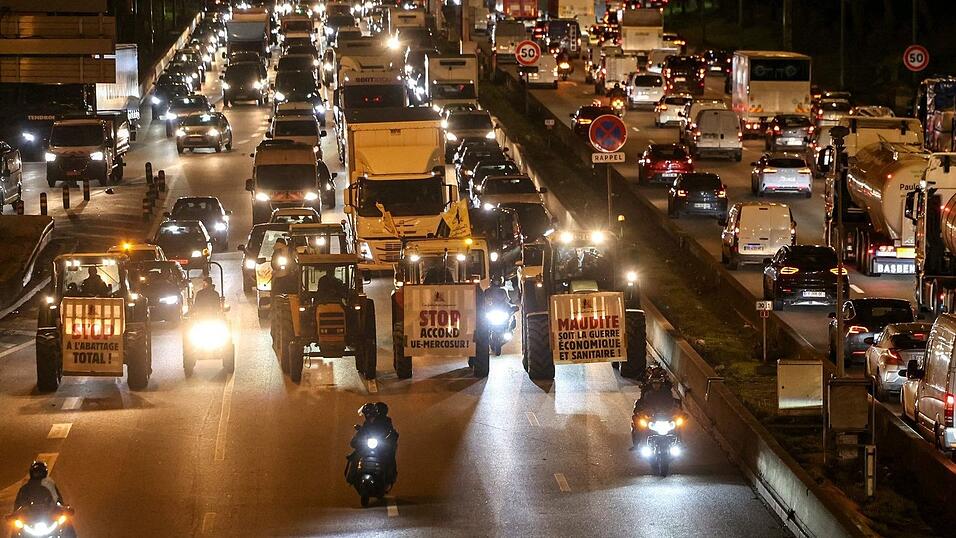 Traktoren sind auf der Pariser Ringstra&szlig;e unterwegs.