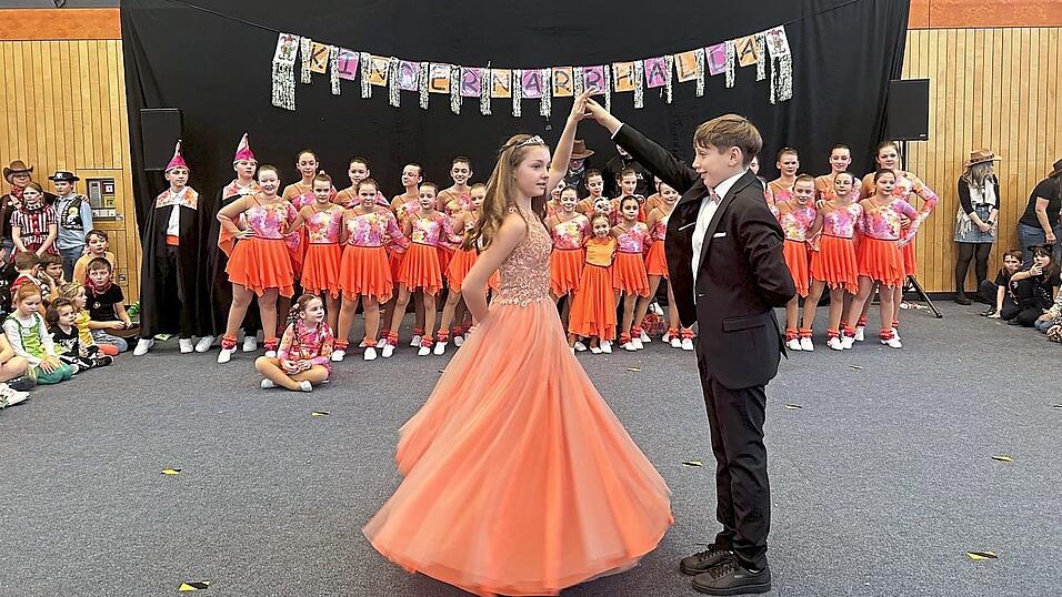 Das Kinderprinzenpaar der Altdorfer Kindernarrhalla tanzte einen Walzer.