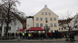 Schon kurz nach Beginn um 14 Uhr war der Stand der parteifreien Wählergruppe BOG, bei der man sich für ein Bürgerbegehren für den Erhalt der Kreisklinik Bogen eintragen konnte, dicht umlagert. Schon kurz nach Beginn um 14 Uhr war der Stand der parteifreien Wählergruppe BOG, bei der man sich für ein Bürgerbegehren für den Erhalt der Kreisklinik Bogen eintragen konnte, dicht umlagert.