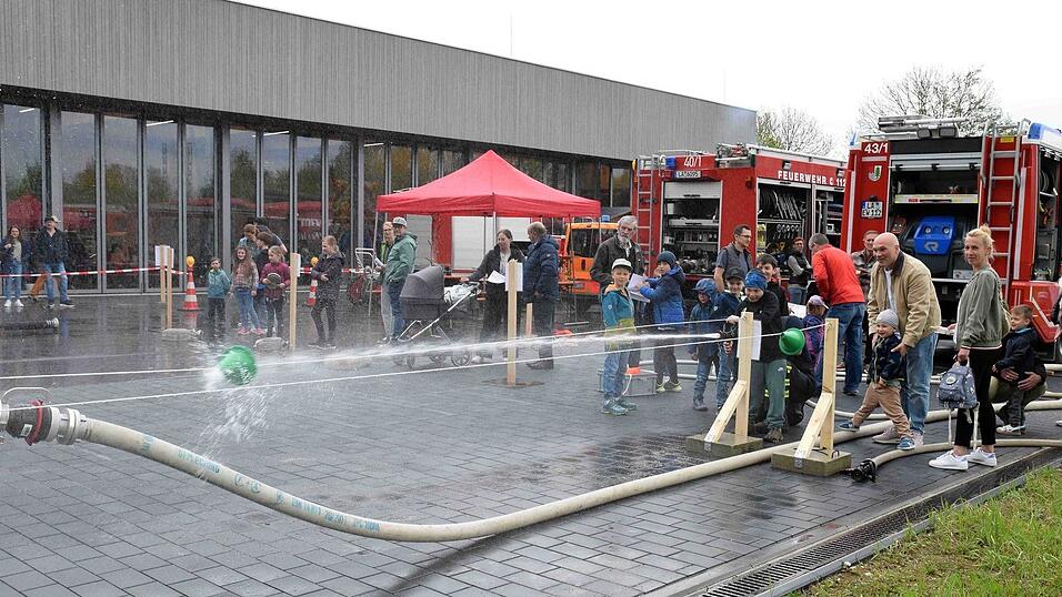 Wasser Marsch hie&szlig; es beim Mitmach-Parcours der Jugendfeuerwehr am Tag der offenen T&uuml;r.