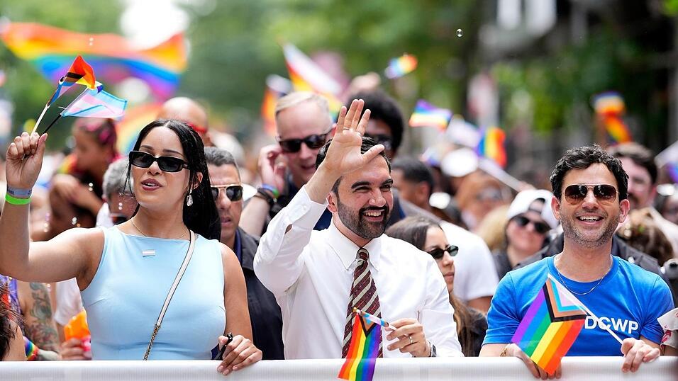 Der New Yorker B&uuml;rgermeister Zohran Mamdani schwenkt eine Regenbogenfahne.