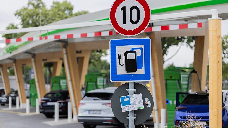 Inflationsbereinigt sind Elektroautos in den vergangenen Jahren deutlich billiger geworden. (Archivbild) Inflationsbereinigt sind Elektroautos in den vergangenen Jahren deutlich billiger geworden. (Archivbild)