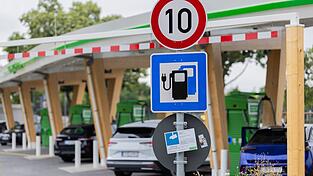 Inflationsbereinigt sind Elektroautos in den vergangenen Jahren deutlich billiger geworden. (Archivbild) Inflationsbereinigt sind Elektroautos in den vergangenen Jahren deutlich billiger geworden. (Archivbild)
