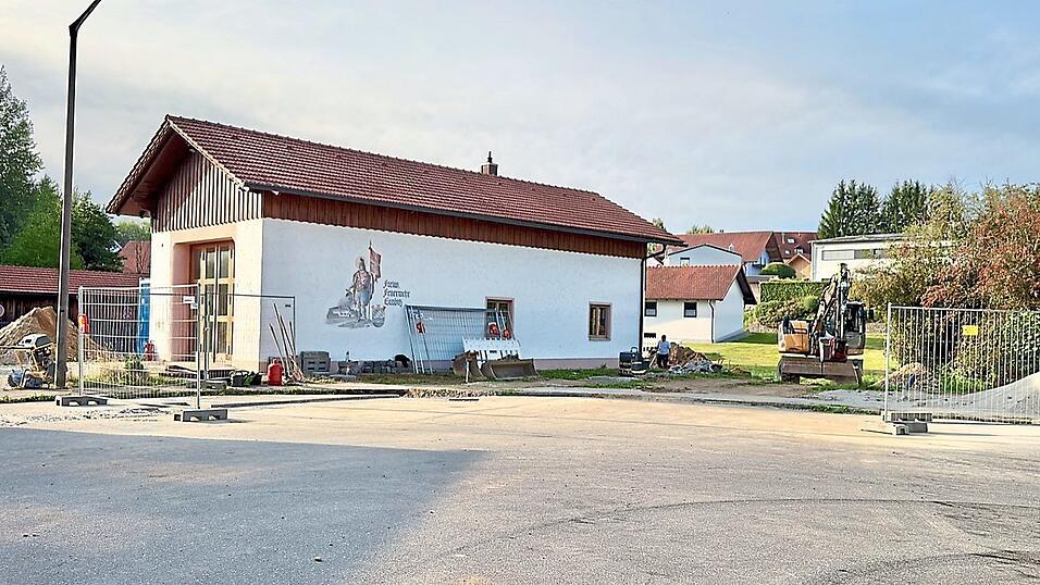 Die Bauarbeiten beim FFW-Gerätehaus an der Nordgaustraße haben begonnen. Als erste Maßnahme werden Kanal und Wasserleitung umverlegt. Die Bauarbeiten beim FFW-Gerätehaus an der Nordgaustraße haben begonnen. Als erste Maßnahme werden Kanal und Wasserleitung umverlegt.
