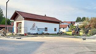 Die Bauarbeiten beim FFW-Gerätehaus an der Nordgaustraße haben begonnen. Als erste Maßnahme werden Kanal und Wasserleitung umverlegt. Die Bauarbeiten beim FFW-Gerätehaus an der Nordgaustraße haben begonnen. Als erste Maßnahme werden Kanal und Wasserleitung umverlegt.