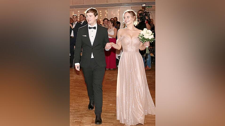 Seit ihrem ersten Auftritt zusammen mit Partner Ludwig Fleischmann als Ritterpaar 2024 beim Drachenball haben beide ausschließlich positive Resonanz erfahren. Die Planungen für die wohl ereignisreichste Zeit in ihrem noch jungen Leben sind in beiden Familien bereits voll im Gange. Seit ihrem ersten Auftritt zusammen mit Partner Ludwig Fleischmann als Ritterpaar 2024 beim Drachenball haben beide ausschließlich positive Resonanz erfahren. Die Planungen für die wohl ereignisreichste Zeit in ihrem noch jungen Leben sind in beiden Familien bereits voll im Gange.