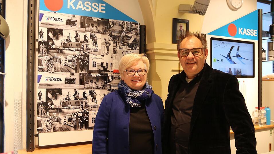 ...und 51 Jahre später an der Kasse in ihrem gemeinsamen Sportgeschäft. ...und 51 Jahre später an der Kasse in ihrem gemeinsamen Sportgeschäft.