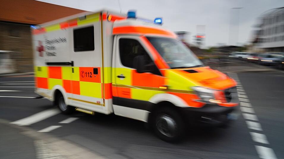 Sanitäter bringen den Busfahrer mit leichten Verletzungen in ein Krankenhaus. (Symbolbild) Sanitäter bringen den Busfahrer mit leichten Verletzungen in ein Krankenhaus. (Symbolbild)