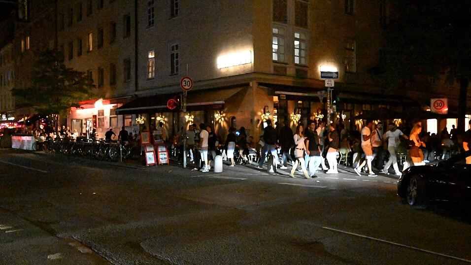 In der Gegend im Univiertel gibt es nachts oft Ansammlungen feiernder Menschen. In der Gegend im Univiertel gibt es nachts oft Ansammlungen feiernder Menschen.