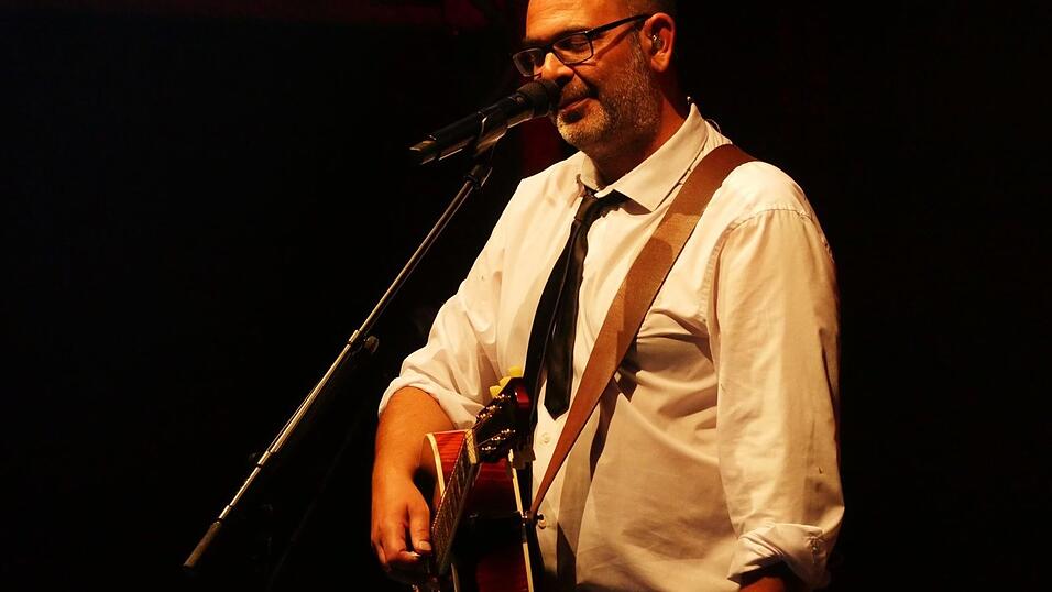 Mit seiner Tour zum Album 'Heile Welt' war Hannes Ringlstetter zweimal in Passau zu Gast.