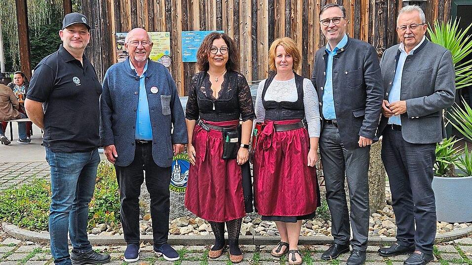 Waren zufrieden mit der gemeinsamen Veranstaltung: Stefan Plendl,Vorsitzender des Bezirkisfischereivereins, Bürgermeister Werner Schäfer, Stephanie Rengsbeger, stellvertretende Vorsitzende der Altstadtfreunde, und Vorsitzende Eva Siedersbeck, Martin Panten, Bürgermeister von Parkstetten, und Landrat Josef Laumer (v.l.).