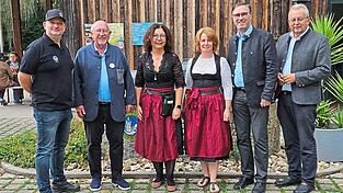 Waren zufrieden mit der gemeinsamen Veranstaltung: Stefan Plendl,Vorsitzender des Bezirkisfischereivereins, Bürgermeister Werner Schäfer, Stephanie Rengsbeger, stellvertretende Vorsitzende der Altstadtfreunde, und Vorsitzende Eva Siedersbeck, Martin Panten, Bürgermeister von Parkstetten, und Landrat Josef Laumer (v.l.).
