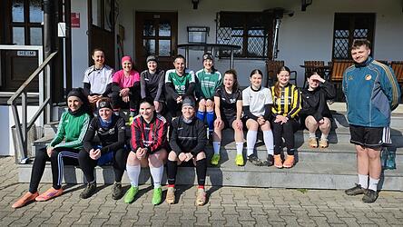 Die Damenmannschaft des SV Prackenbach mit Trainer Manuel Ertl.