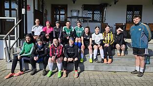 Die Damenmannschaft des SV Prackenbach mit Trainer Manuel Ertl.  Fotos: