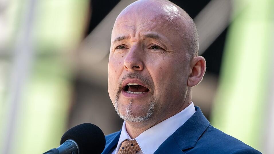 Der CSU-Landesgruppenvorsitzender zeigt sich bei der Steuerreform offen f&uuml;r eine Erh&ouml;hung der Reichensteuer und fordert nun von der SPD Entgegenkommen.