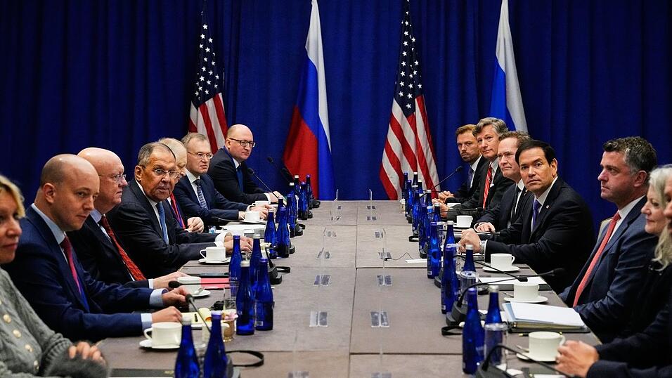 Am Rande der Generalversammlung kam Rubio auch mit seinem russischen Amtskollegen Lawrow zusammen. Am Rande der Generalversammlung kam Rubio auch mit seinem russischen Amtskollegen Lawrow zusammen.