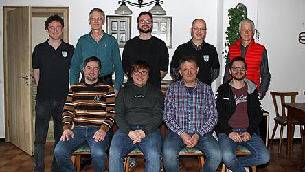 Die 'Erste' mit Ersatzspielern (von links): Roland Weingut, Hans-Rainer M&uuml;hlbauer, Gerhard M&uuml;hlbauer, Wolfgang M&uuml;hlbauer, Christian Gogei&szlig;l; sitzend von links: Andreas M&uuml;hlbauer, Uli Ziemann, Edi Graf und Wolfgang J. M&uuml;hlbauer; nicht im Bild Ludwig Kern, Karel Novacek und Tomas Hurdzan.