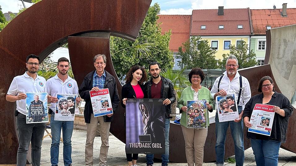 Das Kino-Open-Air im neuen Gewand stellten vor: (v.l.) Andreas Stumpf, Julian Hankofer (beide Wasserwacht), Christian Hofbrückl, Marina Hoeft und Enrico Saller (Filmemacher von 'The Dark Girl'), Bürgermeisterin Liane Sedlmeier, Anton Eder, Frontmann der 'Flying Dancers', und Kulturreferentin Susanne Brotzaki. Das Kino-Open-Air im neuen Gewand stellten vor: (v.l.) Andreas Stumpf, Julian Hankofer (beide Wasserwacht), Christian Hofbrückl, Marina Hoeft und Enrico Saller (Filmemacher von 'The Dark Girl'), Bürgermeisterin Liane Sedlmeier, Anton Eder, Frontmann der 'Flying Dancers', und Kulturreferentin Susanne Brotzaki.
