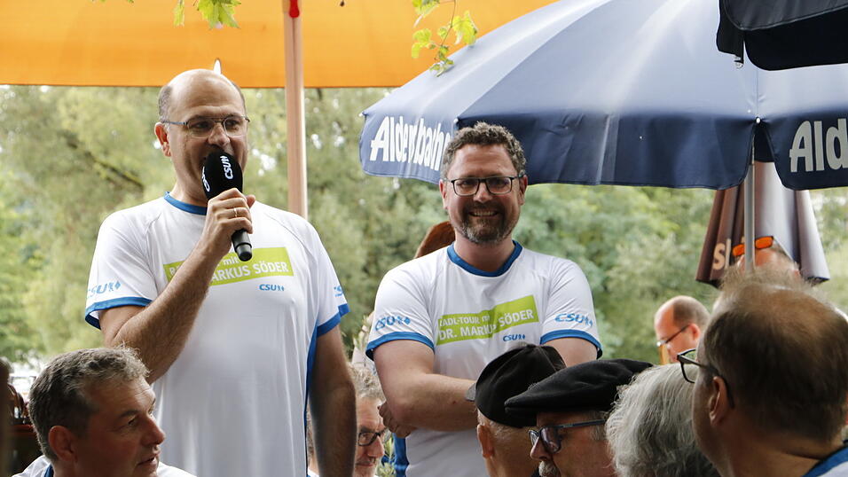 Begrüßten die Radfahrer im Biergarten: Albert Füracker, Staatsminister der Finanzen und für Heimat, und MdL Gerhard Hopp. Begrüßten die Radfahrer im Biergarten: Albert Füracker, Staatsminister der Finanzen und für Heimat, und MdL Gerhard Hopp.
