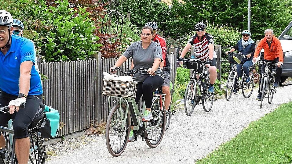 Nicht fehlen durfte bei der Auftaktveranstaltung vom Stadtradeln das Radfahren. Nach den Reden hie&szlig; es hinauf aufs Rad und in die Pedale treten, so dass in den kommenden Wochen bis zum 6. Juli m&ouml;glichst viele Kilometer auf das Konto der Aktion gehen.