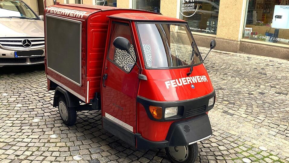 Hingucker in der Straubinger Innenstadt, aber merke: Wo Feuerwehr draufsteht, ist nicht immer Feuerwehr drin.