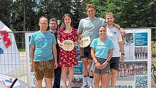 Schnellster Mann war Paul Gräf, schnellste Dame Magdalena Lohberger von der SpVgg Lam Ski Nordisch. Mit im Bild Spartenleiter Thomas Schmid, Bürgermeister Paul Roßberger, Albert Kuchler und Magdalenas Schwester Theresa Lohberger vom Helferstab der Woid-Reim. Schnellster Mann war Paul Gräf, schnellste Dame Magdalena Lohberger von der SpVgg Lam Ski Nordisch. Mit im Bild Spartenleiter Thomas Schmid, Bürgermeister Paul Roßberger, Albert Kuchler und Magdalenas Schwester Theresa Lohberger vom Helferstab der Woid-Reim.
