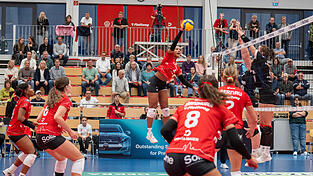 In ungewohnter Rolle: Weil die etatmäßigen Liberas Emely Brodowski und Anni Deliano ausfallen, muss Raben-Außenangreiferin Jeanette Huskic (am Ball) gegen den TV Hörde einspringen. „Ich habe großes Vertrauen, dass sie ihre Sache gut machen wird“, sagt Trainer Guillermo Gallardo.