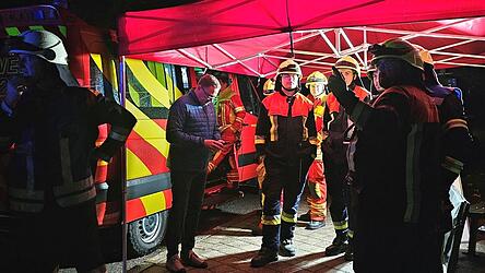 Die Feuerwehr war die ganze Nacht im Einsatz. Die Feuerwehr war die ganze Nacht im Einsatz.