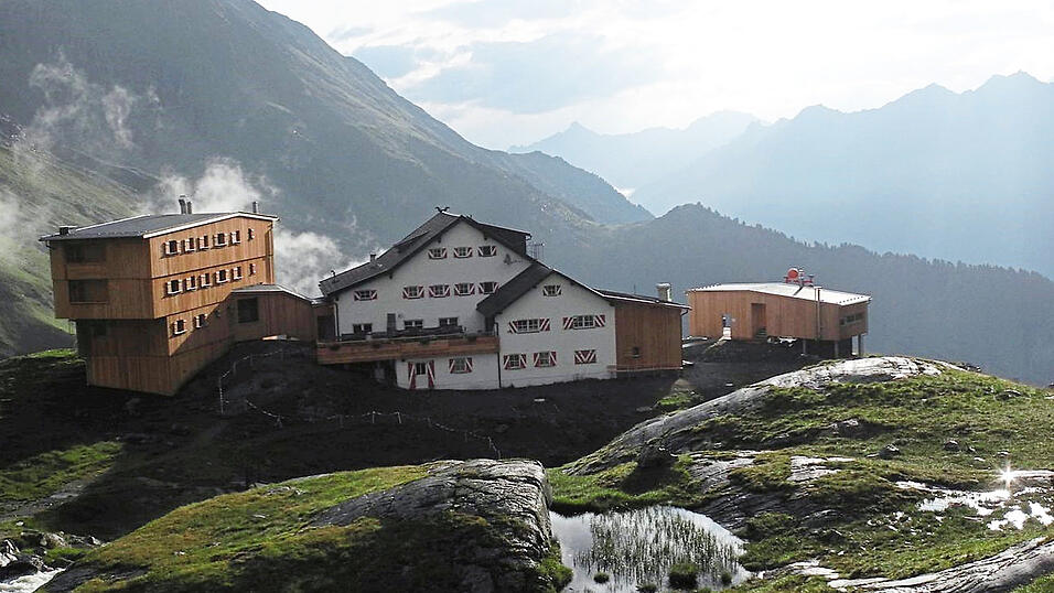 Wer sich noch in diesem Sommer oder Herbst von der schönen Architektur des Holzbaus und den weiteren Neuerungen der Neuen Regensburger Hütte im Stubaital überzeugen möchte, sollte am besten vorbuchen. Wer sich noch in diesem Sommer oder Herbst von der schönen Architektur des Holzbaus und den weiteren Neuerungen der Neuen Regensburger Hütte im Stubaital überzeugen möchte, sollte am besten vorbuchen.