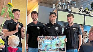 Mannschaft und Verein bedachten Tobias Kerscher mit zahlreichen Erinnerungsstücken.
