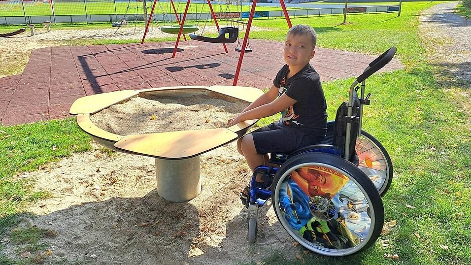 An den Sandschalenspieltisch kann problemlos mit dem Rollstuhl herangefahren werden. An den Sandschalenspieltisch kann problemlos mit dem Rollstuhl herangefahren werden.