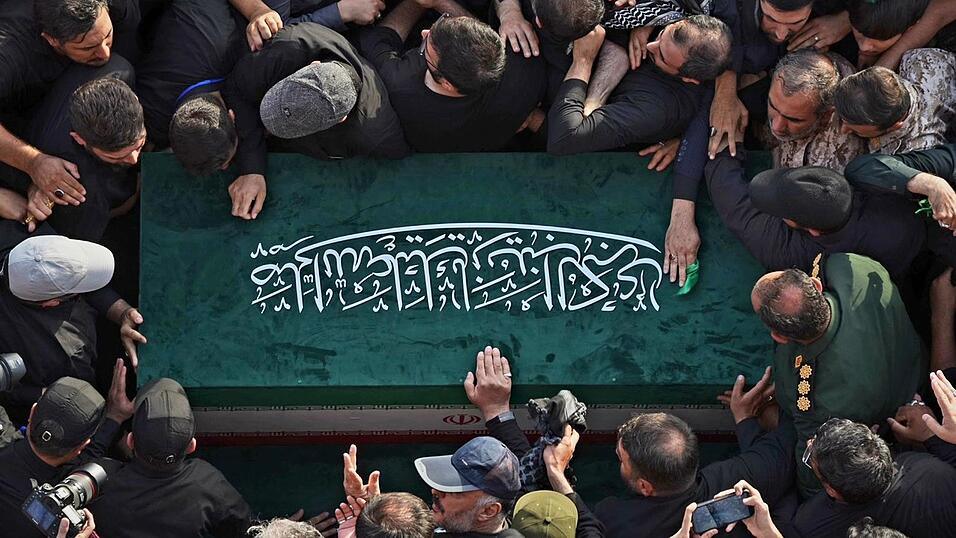 An den tagelangen Trauerzeremonien nahmen nach staatlichen Angaben im Iran Millionen Menschen teil. (Archivbild) An den tagelangen Trauerzeremonien nahmen nach staatlichen Angaben im Iran Millionen Menschen teil. (Archivbild)