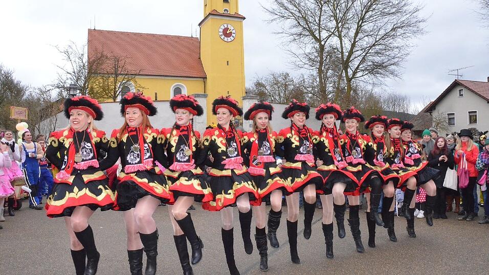 Mit dem großartigen 67. Faschingszug und einem anschließenden 'Narrentreiben' nahm am Faschingsdienstag der Fasching 2017 in Sarching ein glanzvolles Ende. Und was dabei alle 'narrisch' freute, das Wetter spielte doch noch mit; denn während des Zuges war es regenfrei; erst zum Ende regnete es! Mit dem großartigen 67. Faschingszug und einem anschließenden 'Narrentreiben' nahm am Faschingsdienstag der Fasching 2017 in Sarching ein glanzvolles Ende. Und was dabei alle 'narrisch' freute, das Wetter spielte doch noch mit; denn während des Zuges war es regenfrei; erst zum Ende regnete es!