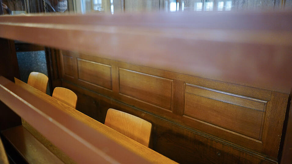 Die Anklagebank blieb am Mittwoch leer. Der in einer Jugendstrafsache angeklagte Mann erschien nicht zur Hauptverhandlung. Die Anklagebank blieb am Mittwoch leer. Der in einer Jugendstrafsache angeklagte Mann erschien nicht zur Hauptverhandlung.