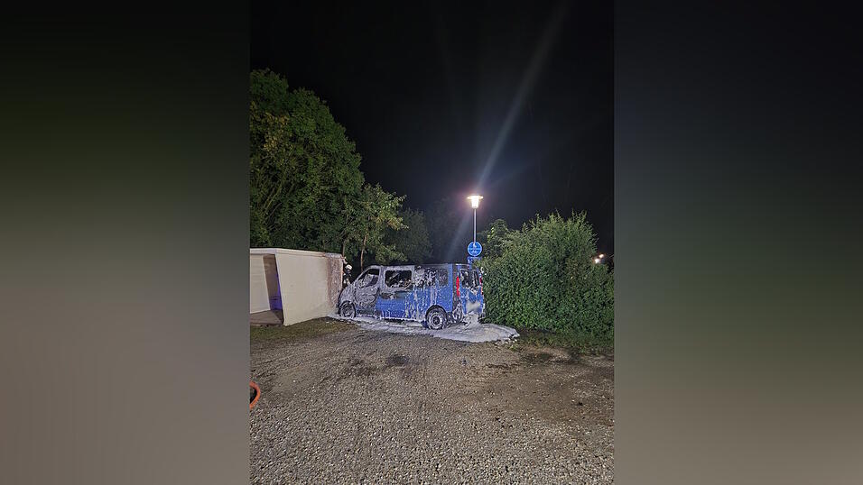 Die Feuerwehr Niederaichbach hatte den Brand schnell im Griff. Die Feuerwehr Niederaichbach hatte den Brand schnell im Griff.