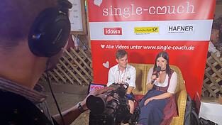 Nach dreijähriger Pause nahmen auf der Single-Couch am Gäubodenvolksfest 2022 wieder zahlreiche Singles Platz.