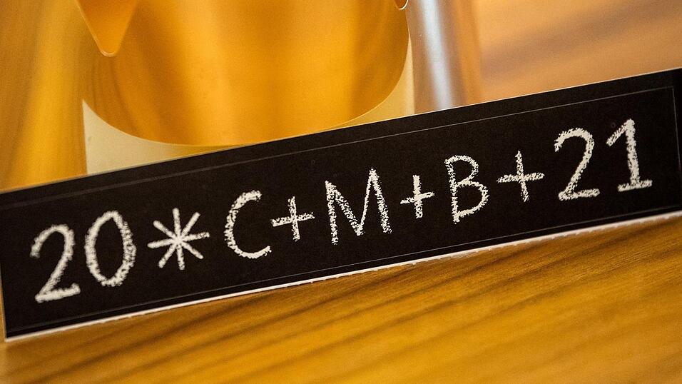 Ein schiefer und von Kratzern umgebener Aufkleber an einer Haustüre brachte am Montag Pilstinger Sternsinger vor Gericht. (Symbolbild) Ein schiefer und von Kratzern umgebener Aufkleber an einer Haustüre brachte am Montag Pilstinger Sternsinger vor Gericht. (Symbolbild)