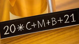 Ein schiefer und von Kratzern umgebener Aufkleber an einer Haustüre brachte am Montag Pilstinger Sternsinger vor Gericht.