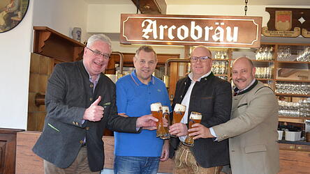 Auf die Neubelebung der Schlosswirtschaft stie&szlig;en Brauereidirektor Holger Fichtel (v. l.), die P&auml;chter Markus Lummer und Benedikt Schott sowie Verkaufsleiter Markus Jahrstorfer an.