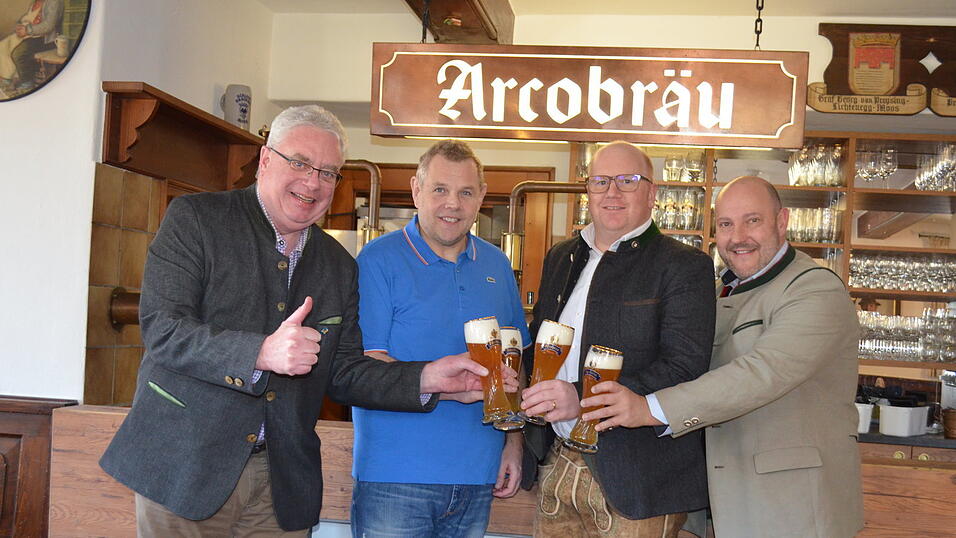 Auf die Neubelebung der Schlosswirtschaft stie&szlig;en Brauereidirektor Holger Fichtel (v. l.), die P&auml;chter Markus Lummer und Benedikt Schott sowie Verkaufsleiter Markus Jahrstorfer an.